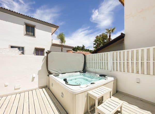 Seaside Bliss: Holiday Home with Jacuzzi near San Pedro Beach