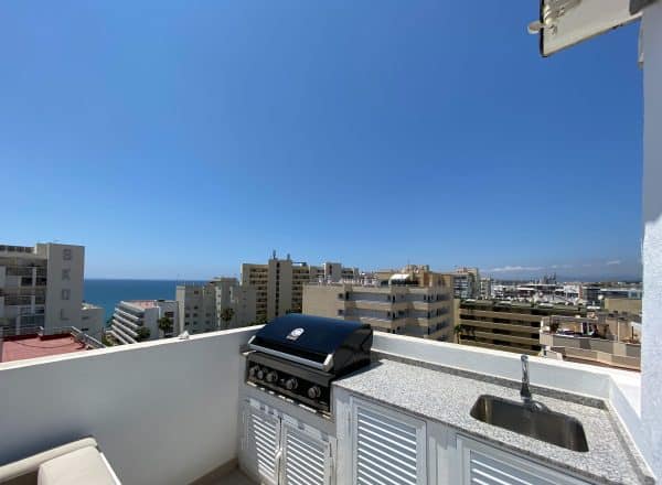 City-Center Splendor: Beachside Penthouse in Marbella with Sea Views, WiFi and BBQ