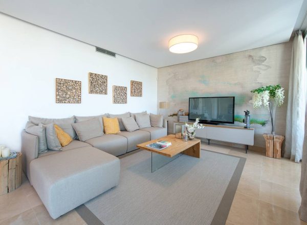 Sumptuous Retreat: Luxury Penthouse with WiFi, Pools, Netflix and Golf Access