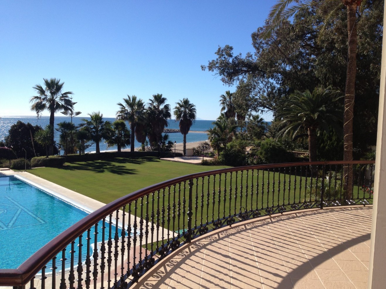 Stunning Beachfront Mansion Villa on Marbella Golden Mile – A Premier Luxury Property!