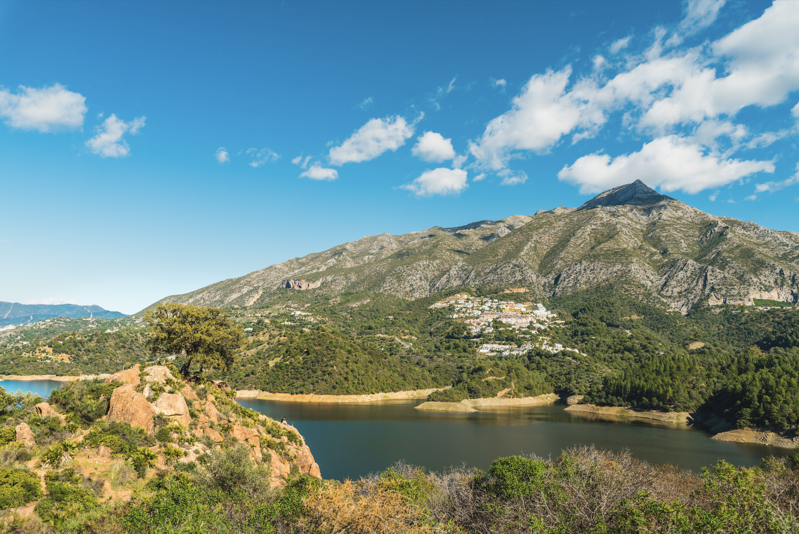 Discover the beauty of lake Istan: a Guide to hiking and water sports