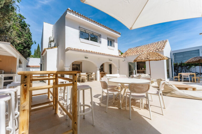 Beachside 4-Bedroom Villa in Costabella