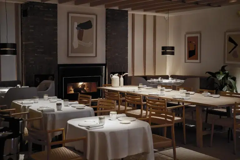 Tragabuches-Marbella-Restaurante-sala-y-chimenea-1