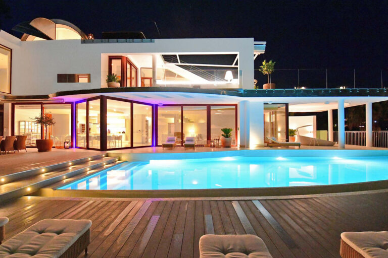 Seven-Bedroom Villa in Nueva Andalucía