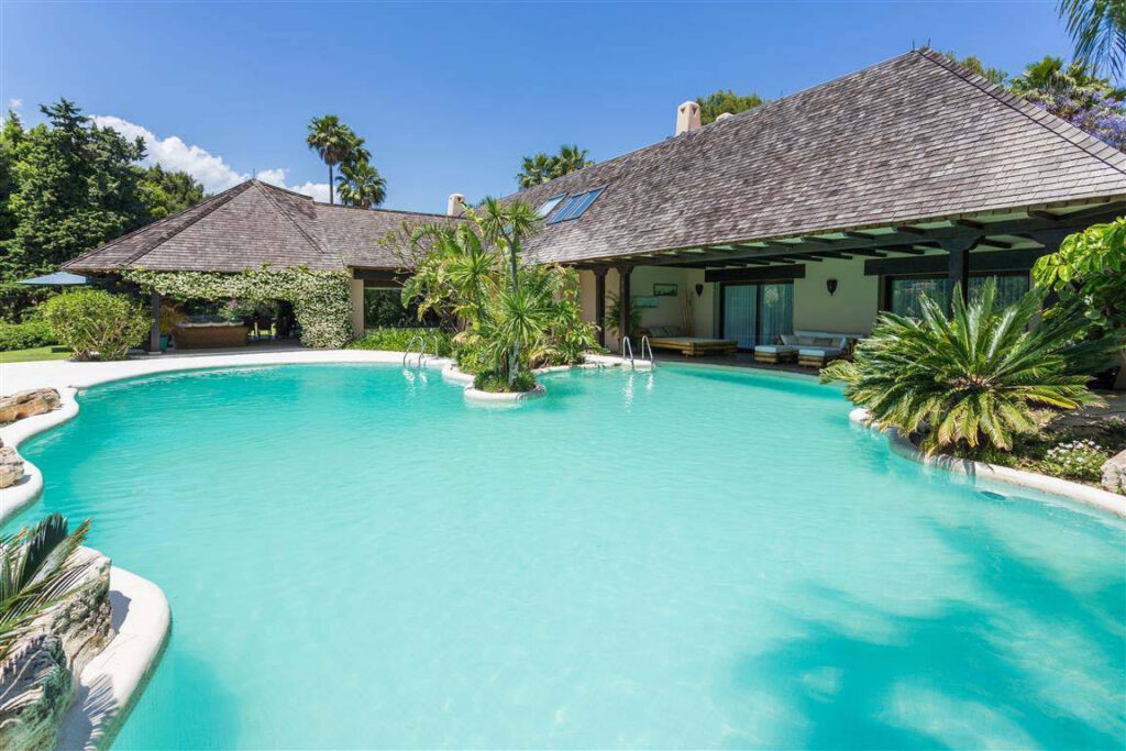 Frontline Golf Villa in Río Real