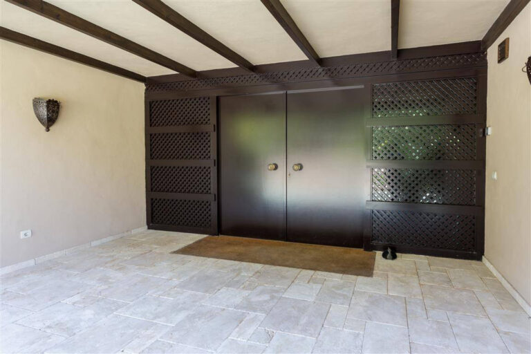 Frontline Golf Villa in Río Real