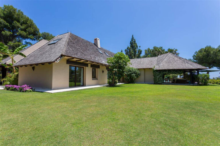 Frontline Golf Villa in Río Real