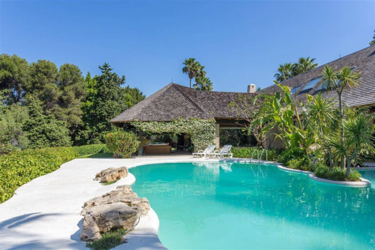 Frontline Golf Villa in Río Real