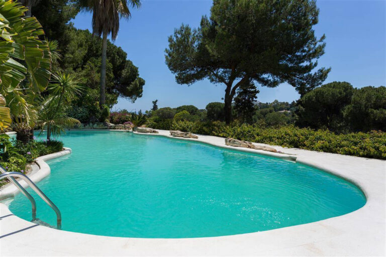Frontline Golf Villa in Río Real