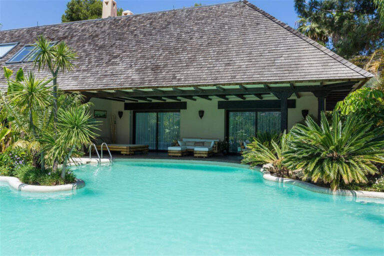 Frontline Golf Villa in Río Real