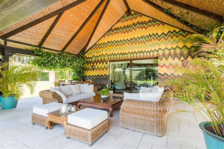 Frontline Golf Villa in Río Real