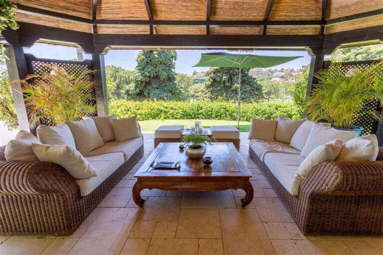 Frontline Golf Villa in Río Real