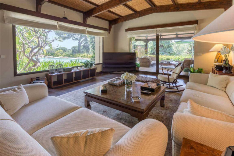 Frontline Golf Villa in Río Real