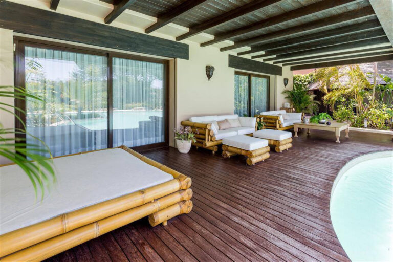 Frontline Golf Villa in Río Real