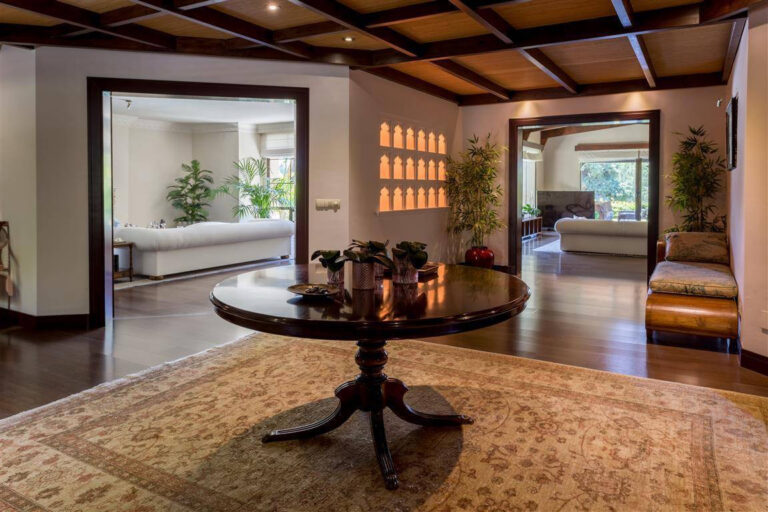 Frontline Golf Villa in Río Real