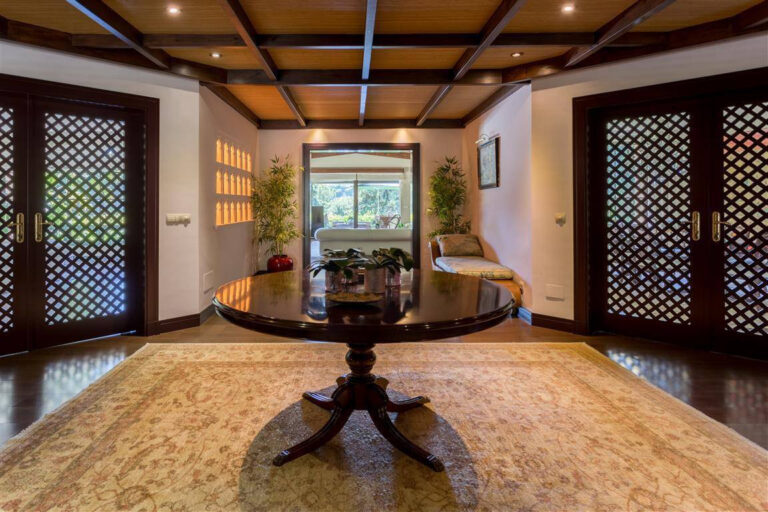 Frontline Golf Villa in Río Real