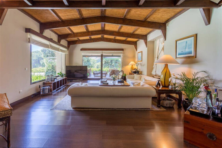 Frontline Golf Villa in Río Real