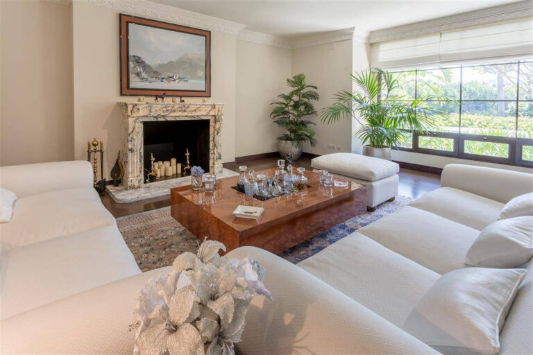 Frontline Golf Villa in Río Real