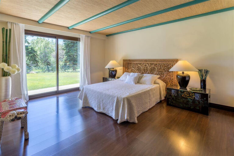 Frontline Golf Villa in Río Real