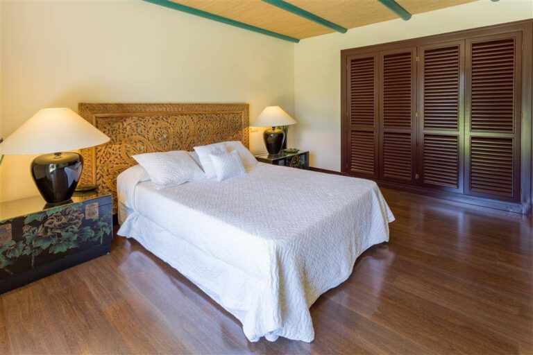 Frontline Golf Villa in Río Real
