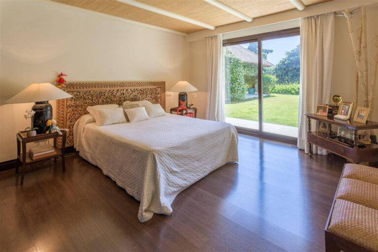 Frontline Golf Villa in Río Real