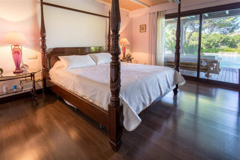 Frontline Golf Villa in Río Real