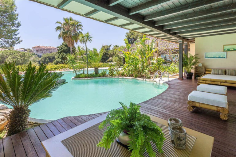 Frontline Golf Villa in Río Real