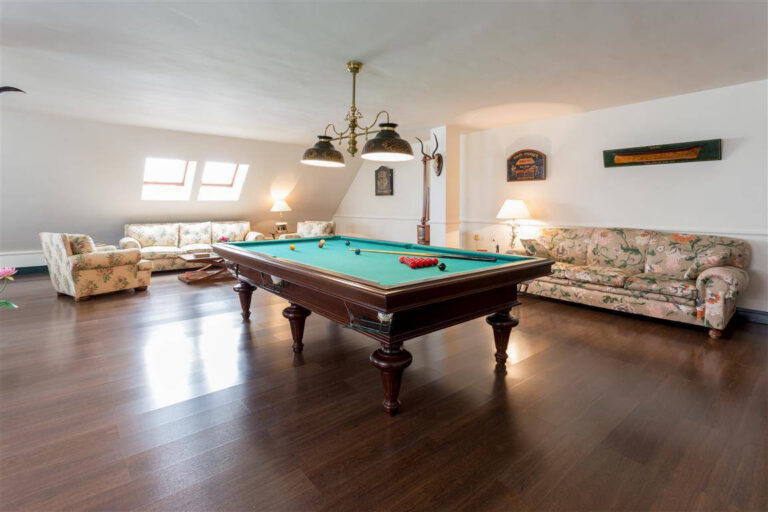 Frontline Golf Villa in Río Real