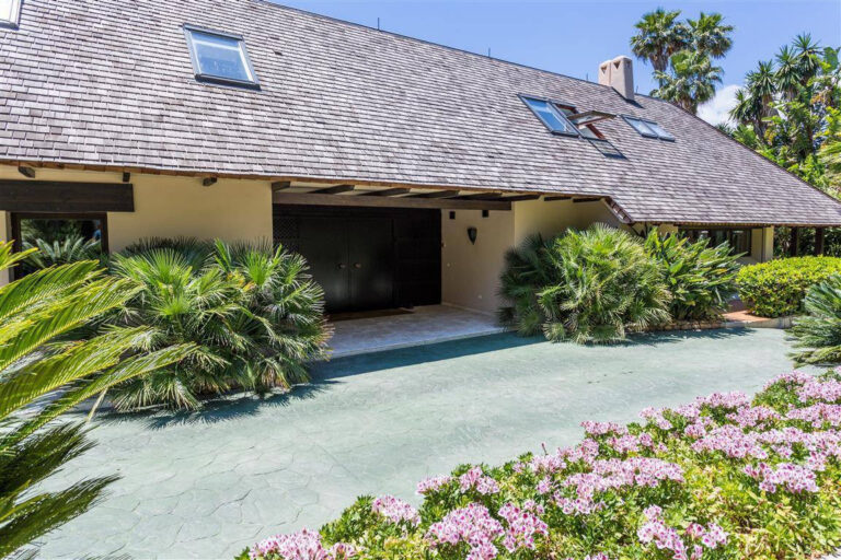 Frontline Golf Villa in Río Real