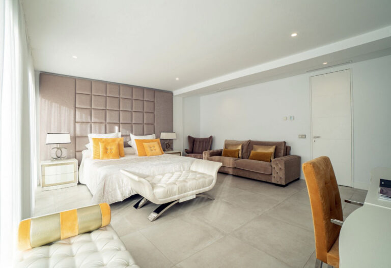 Five-Bedroom Villa in Nueva Andalucía