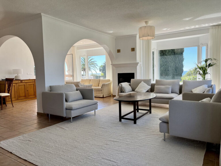 Four-Bedroom Villa in Elviria with Sea Views