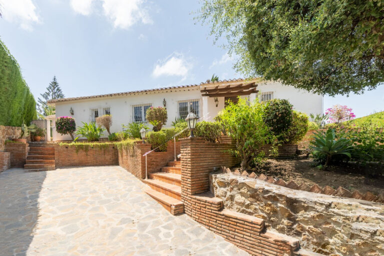 Four-Bedroom Villa in Elviria with Sea Views