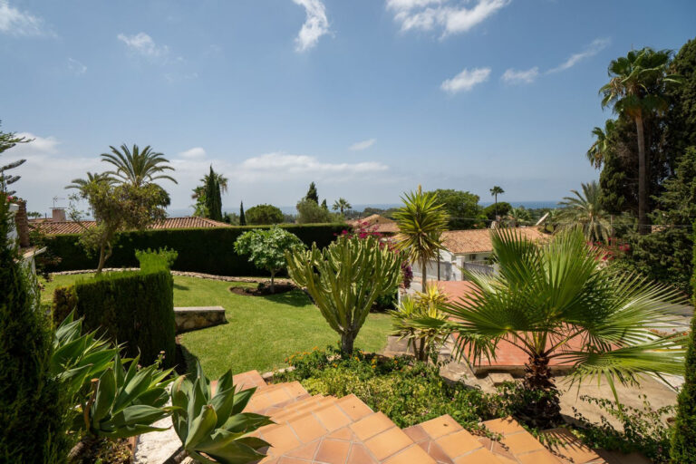 Four-Bedroom Villa in Elviria with Sea Views