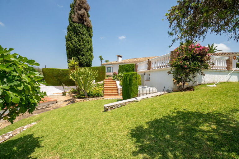 Four-Bedroom Villa in Elviria with Sea Views