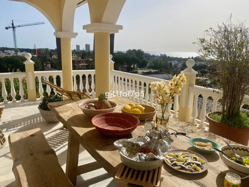4-Bedroom Villa in Elviria with Sea Views