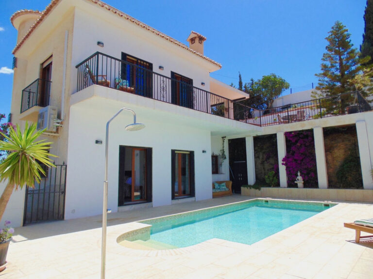 4-Bedroom Villa in Benalmadena Costa with Sea Views