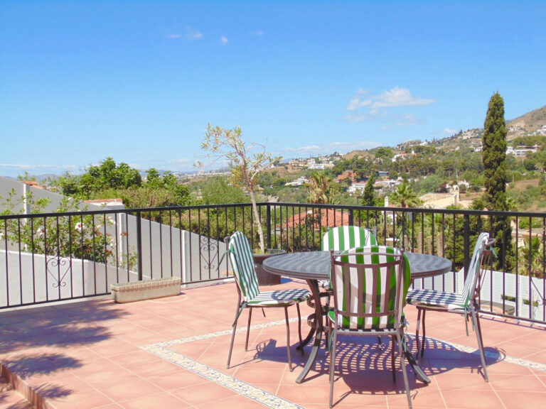 4-Bedroom Villa in Benalmadena Costa with Sea Views