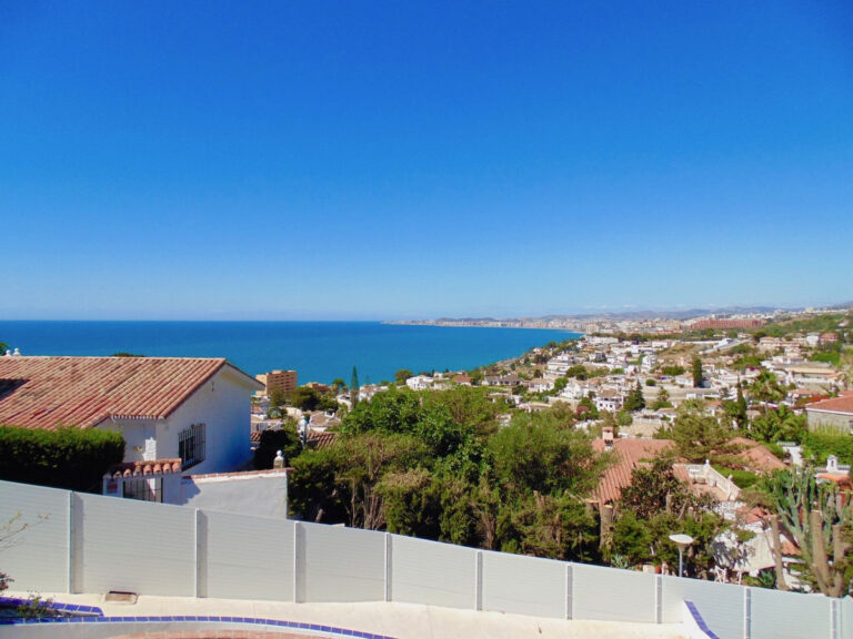 4-Bedroom Villa in Benalmadena Costa with Sea Views