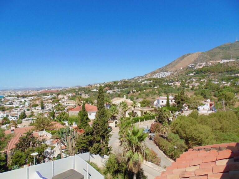 4-Bedroom Villa in Benalmadena Costa with Sea Views