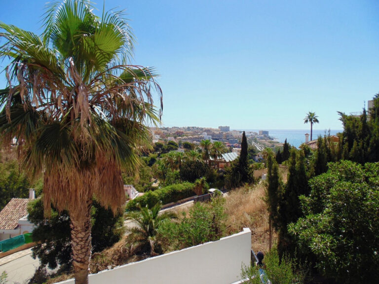 4-Bedroom Villa in Benalmadena Costa with Sea Views