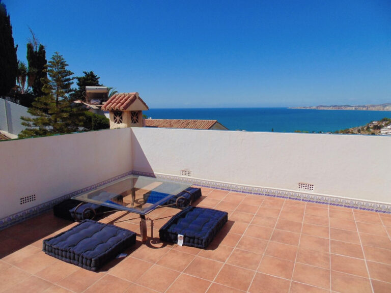 4-Bedroom Villa in Benalmadena Costa with Sea Views