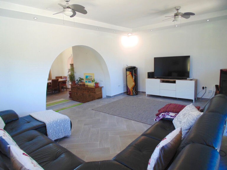 4-Bedroom Villa in Benalmadena Costa with Sea Views