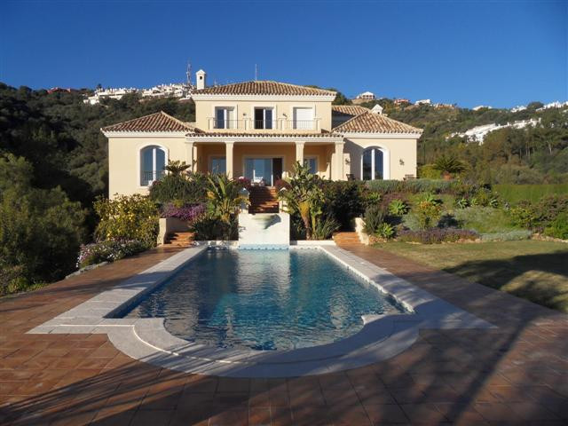 Four-bedroom villa in Altos de los Monteros with sea views