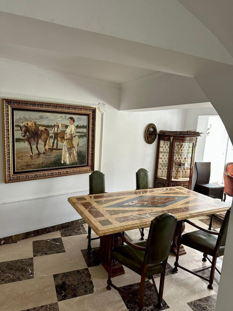 Estepona beachfront villa with 5 bedrooms