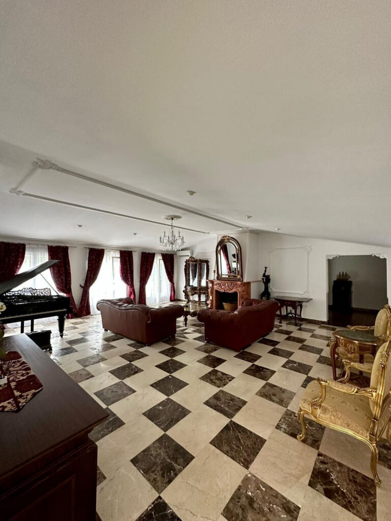 Estepona beachfront villa with 5 bedrooms