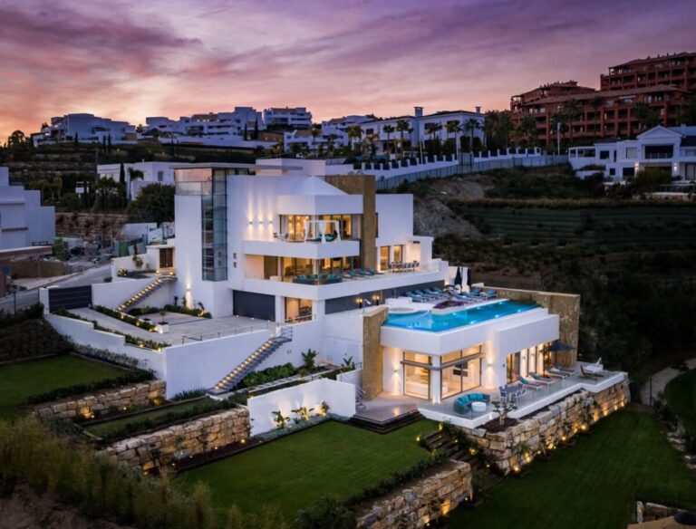 8-Bedroom Villa in Benahavís with Private Pool