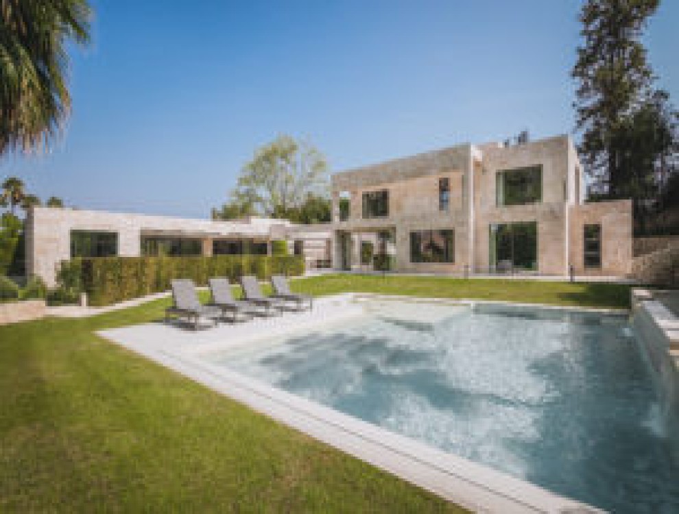 Exquisite Sotogrande Villa: Opulent Design, Indoor Lift, and Luxurious Amenities Showcase Perfection!