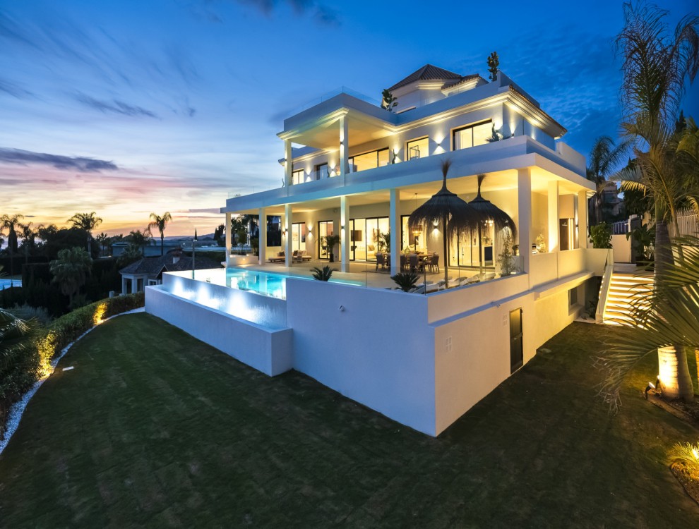 Exquisite Benahavis Villa: Contemporary Design, Sea Views, Golf Course, and Abundant Amenities