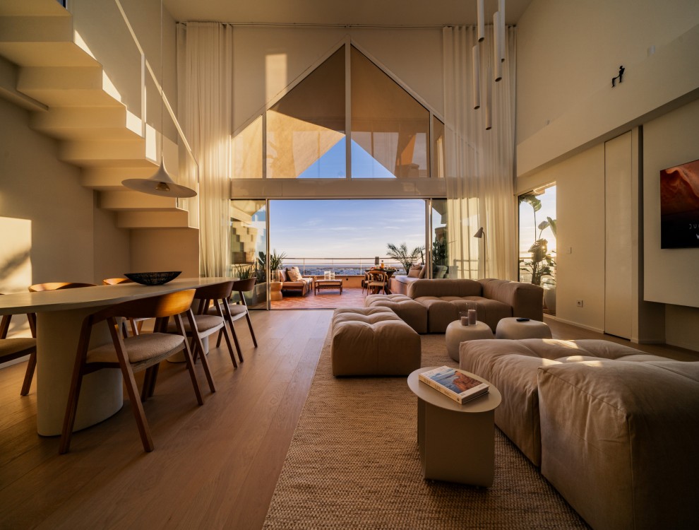 Exquisite Penthouse: A Paradigm of Luxury Living with Exceptional Design and Glamorous Amenities