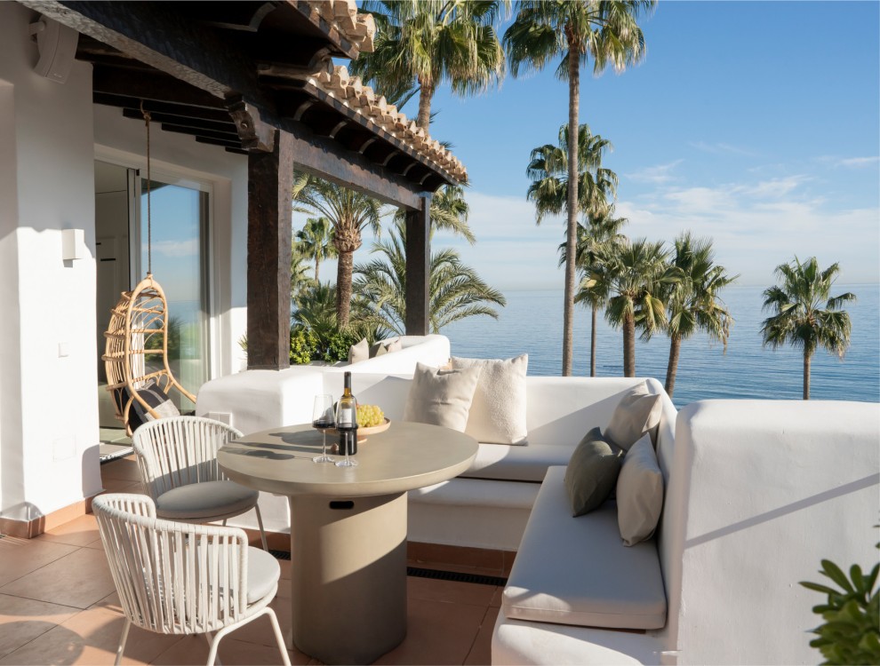 Stunning Sea View Penthouse in Estepona’s Frontline Beach with Luxury Features and Modern Design